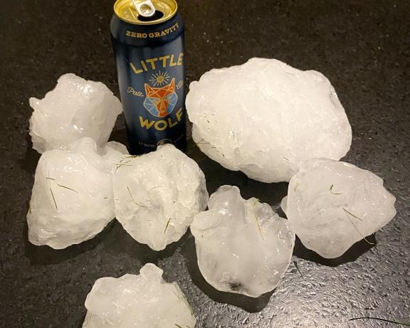 Enorme trozo de hielo cayó del cielo y le abrió gigantesco hueco al techo de una casa en Massachusetts (FOTOS)