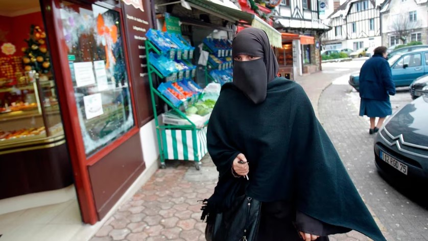 Francia anunció la prohibición de la túnica femenina islámica en los colegios