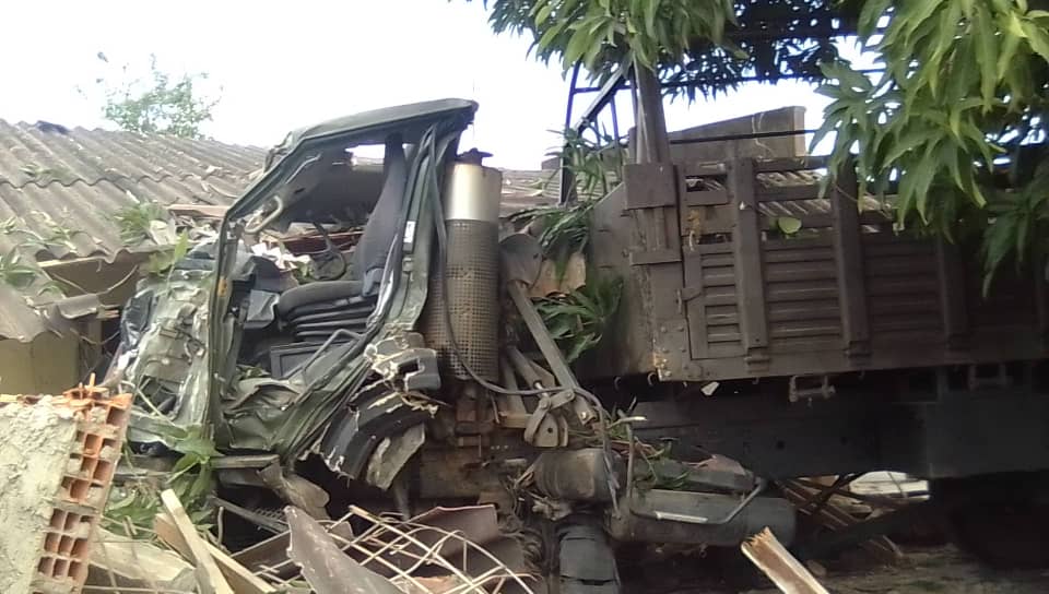Al menos 13 militares y una niña heridos al estrellarse convoy militar contra vivienda en Margarita