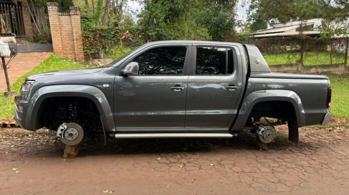 Un joven inventó que le robaron las ruedas de su camioneta, pero el seguro lo delató tras un insólito descuido