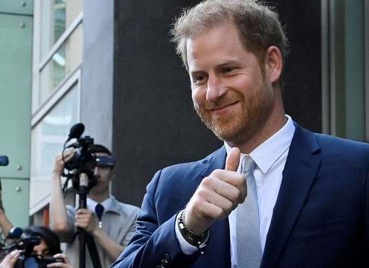 El príncipe Harry llega a Tokio entre multitudes y sin la compañía de Meghan