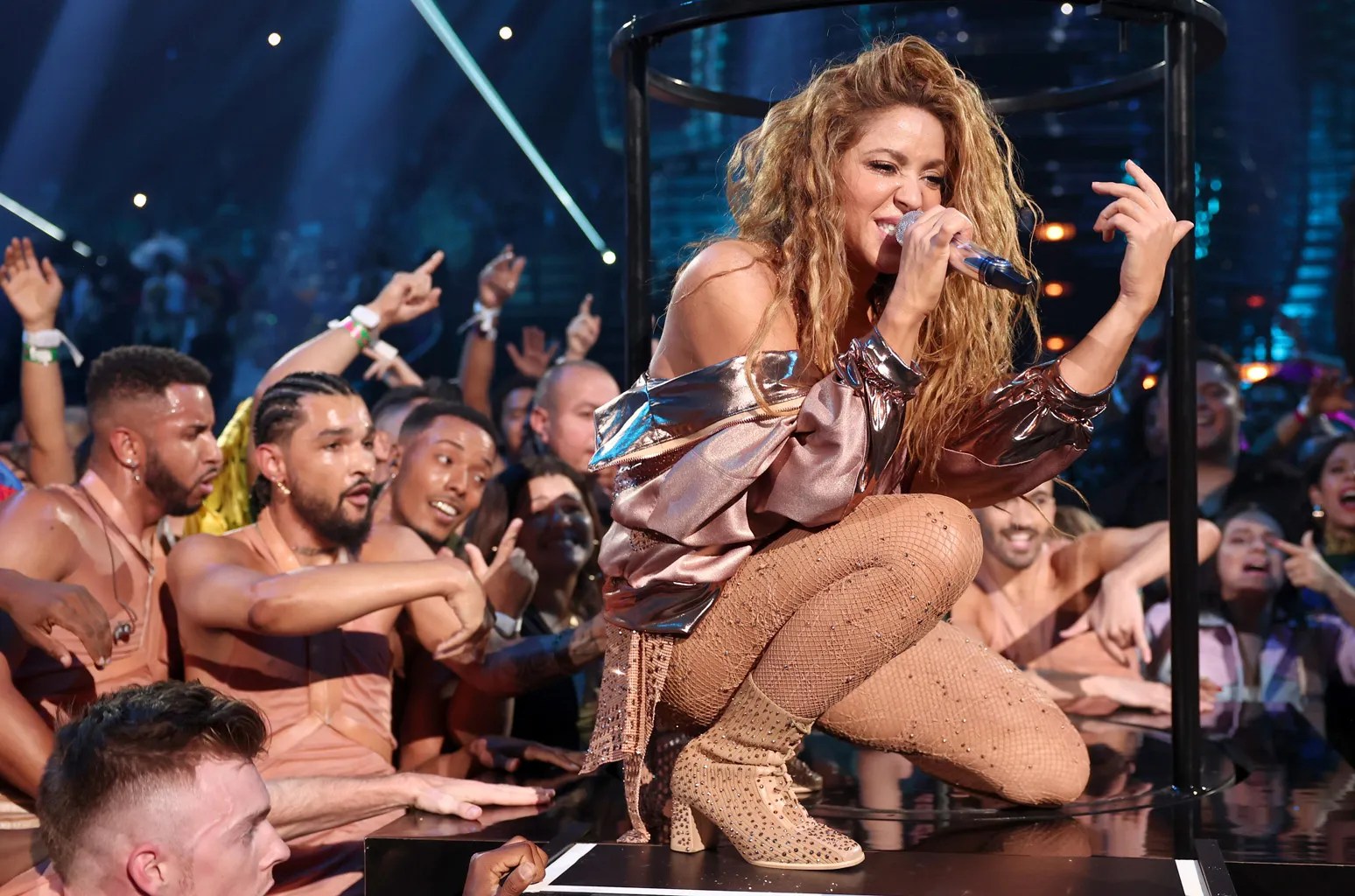 Shakira encendió los VMAs 2023 con popurrí de éxitos: Así fue su presentación (VIDEO)