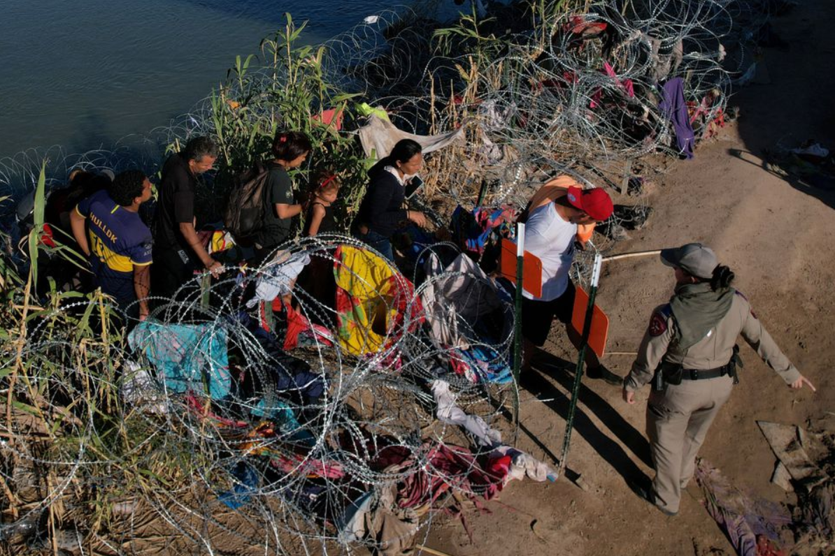 Migrantes venezolanos cruzan a Texas, sin dejarse intimidar por el alambre de púas