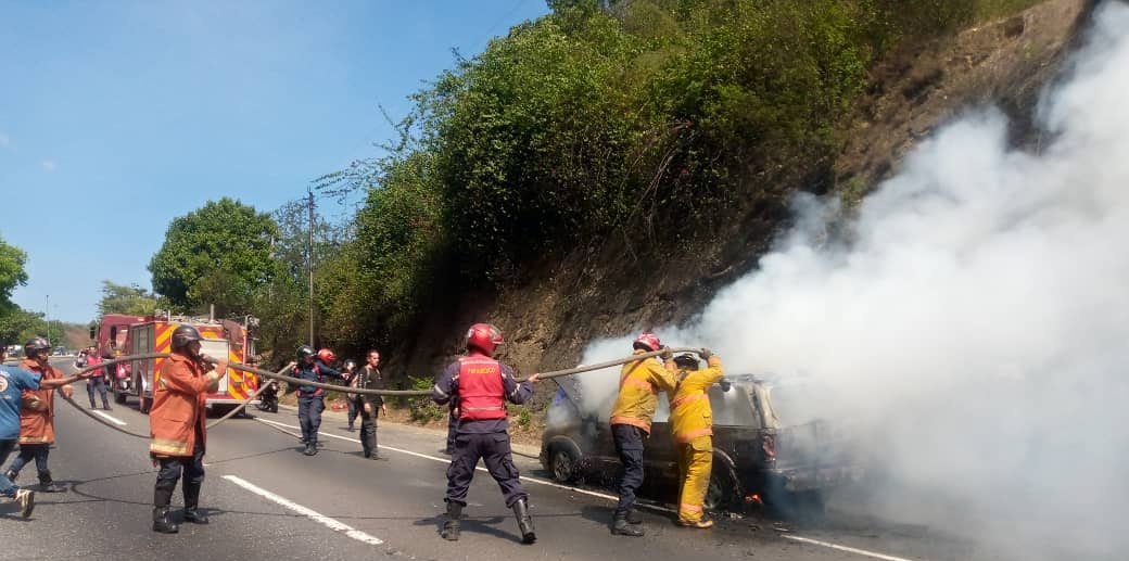 EN IMÁGENES: reportan incendio de un carro en la autopista Caracas – La Guaira este #14Sep