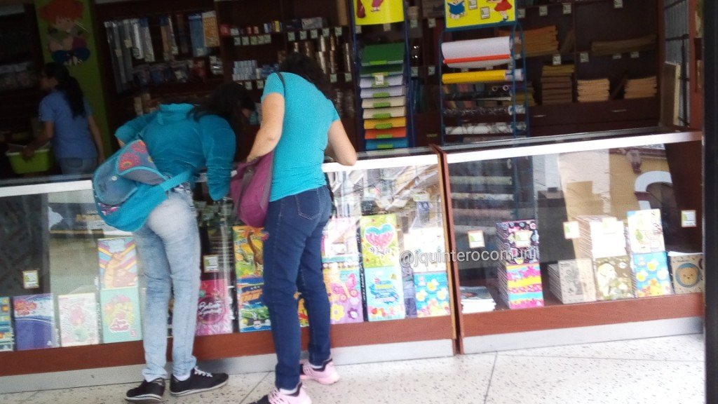 Padres estiran “los cobres” para comprar útiles escolares