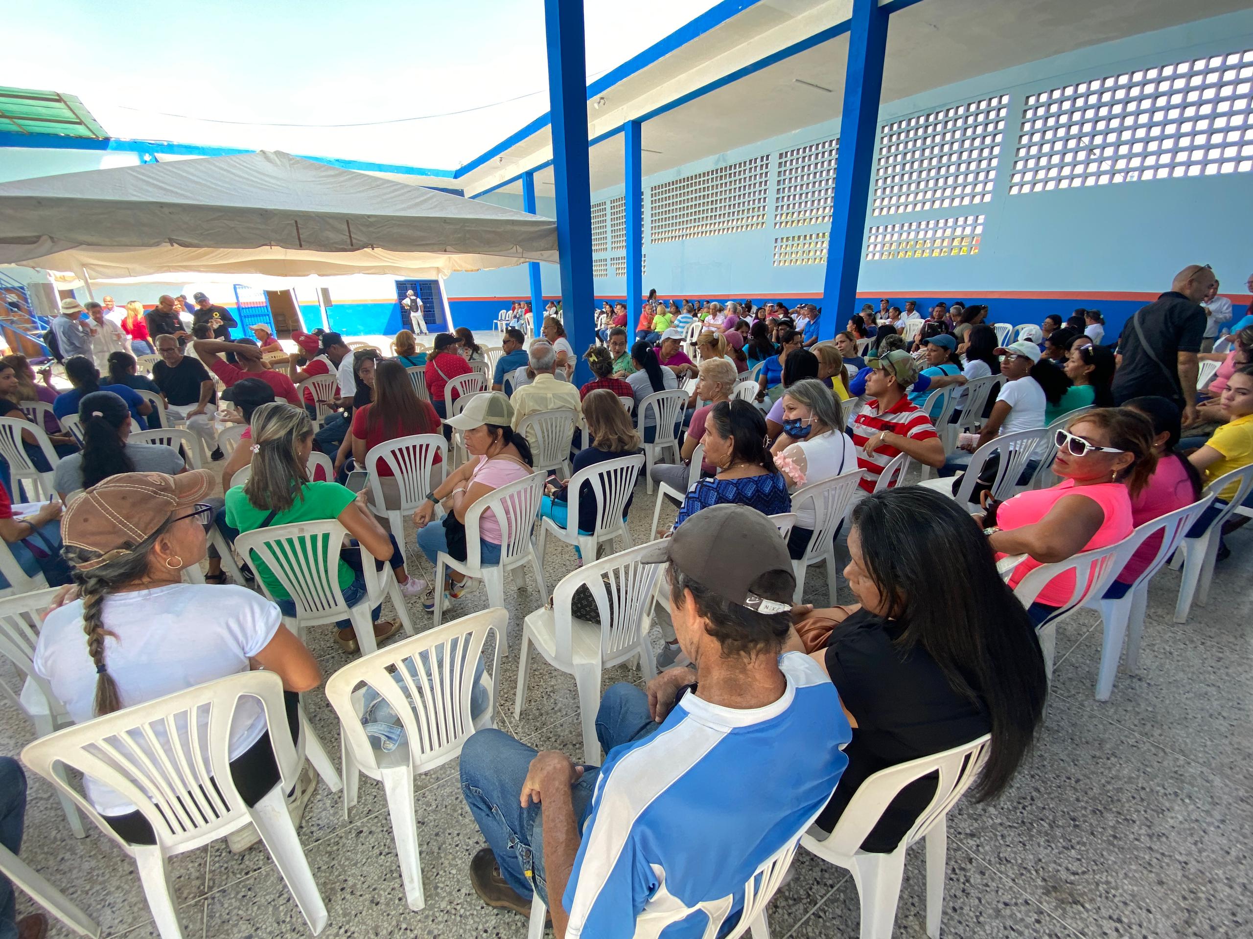 Maestros de Sucre: Las escuelas están por el piso y no tienen mesas ni sillas