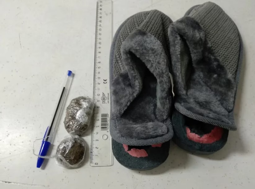 Pantuflas y celulares para meter droga en las cárceles españolas: “Muchas veces son peores los familiares que los presos”