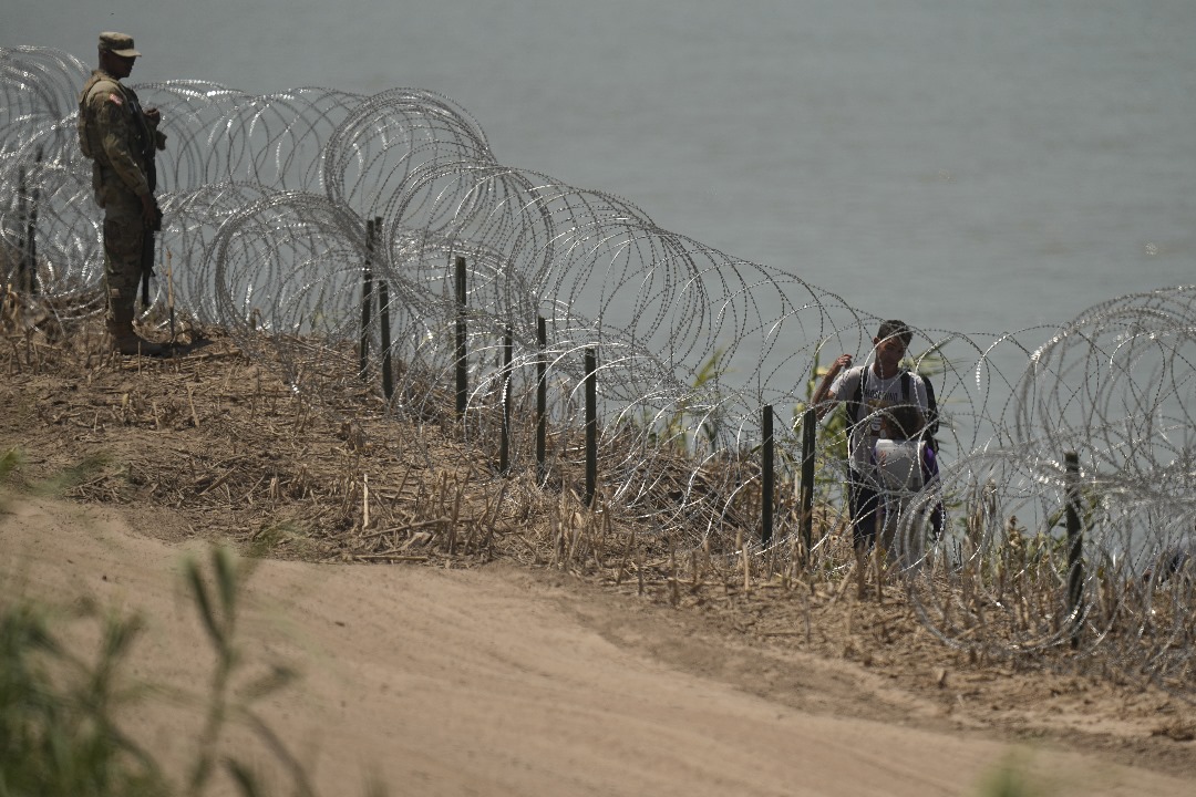 El alambre de púas no frena el cruce de cientos de venezolanos hacia Eagle Pass