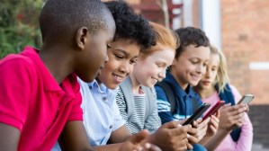 Los niños de hoy reciben 4.500 notificaciones al día y odian Facebook, según nuevo estudio