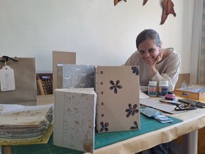 De lo reciclado al arte: Venezolana busca con su taller crear conciencia ecológica en el país (FOTOS)