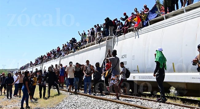 VIDEO: Migrantes venezolanos se encaran con autoridades luego que impidieron su tránsito hacia EEUU