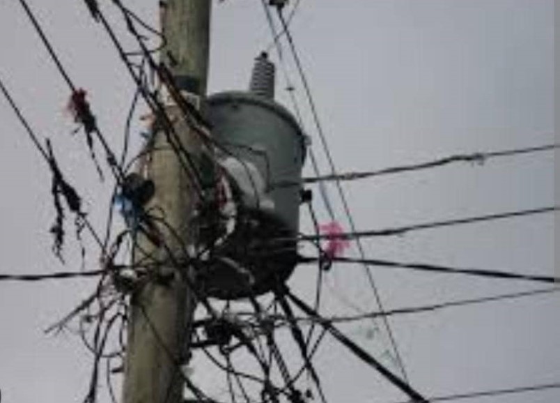 Vecinos en Maracaibo se quedaron sin luz tras incendiarse un transformador (VIDEO)