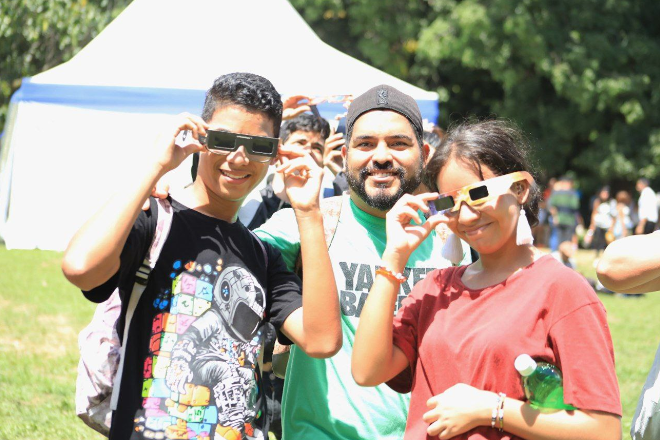 Cientos de caraqueños acudieron emocionados al Planetario Humboldt para observar el eclipse solar anular