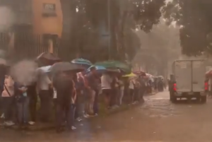 Primaria bajo la lluvia… de votos: larga cola en Propatria de vecinos con paraguas conmovió las redes (VIDEO)