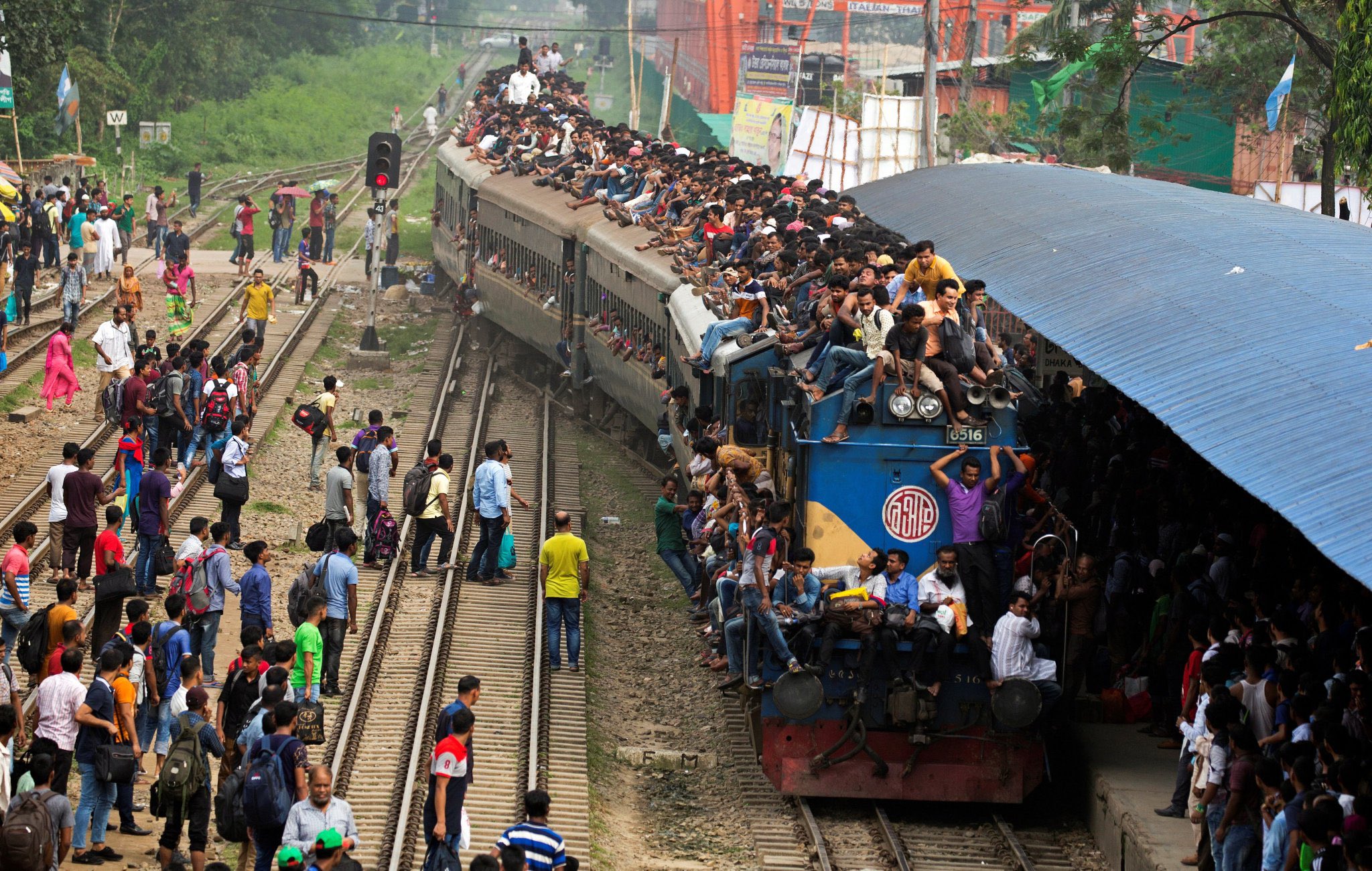 Elevan a 17 los muertos en el peor accidente de tren de Bangladesh en 15 años