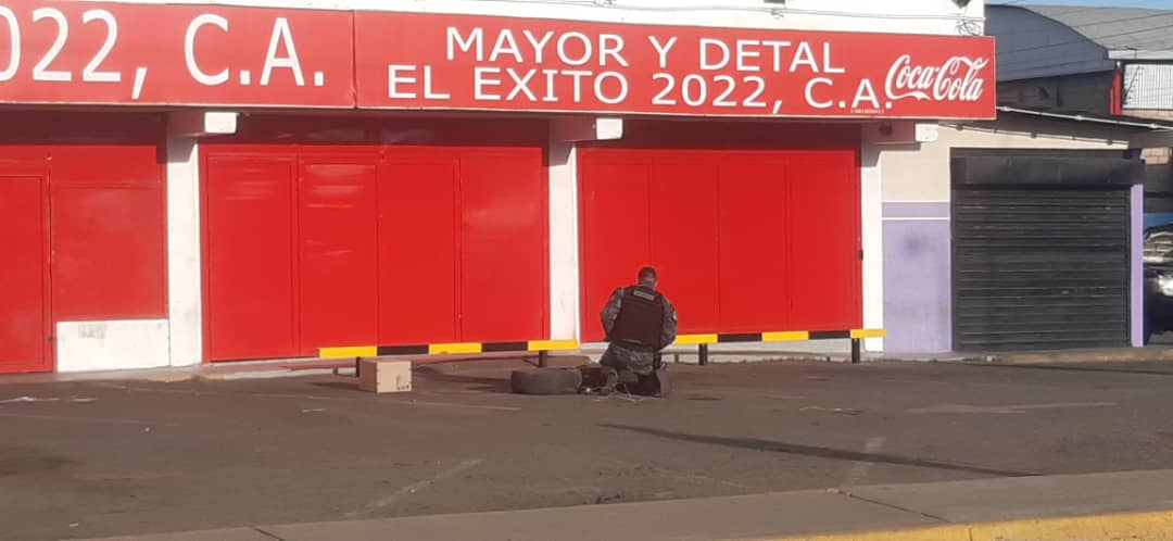 EN FOTOS: lanzaron presunta granada contra un local comercial cercano a una escuela en Maracaibo