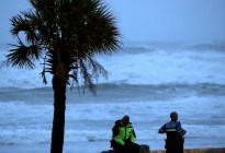 Hallaron casi un millón de dólares en cocaína flotando en playa de Florida