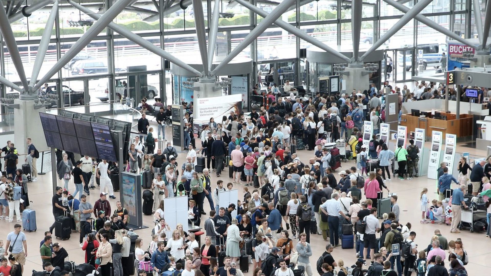 Aeropuerto de Hamburgo reanuda el tráfico aéreo tras amenaza de atentado