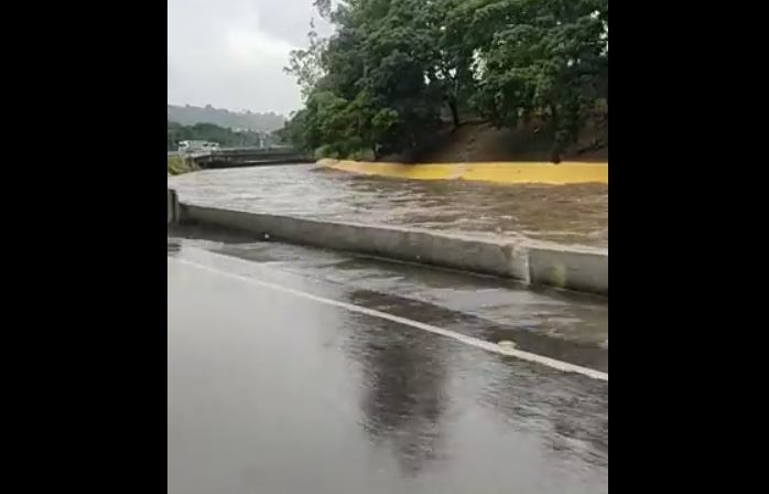 Río Guaire quedó a un paso de desbordarse a la altura de Macaracuay este #1Oct (Video)