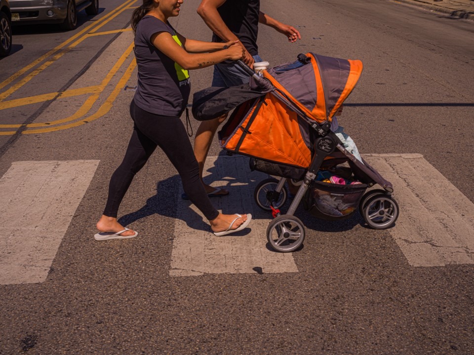 Aisladas y asustadas, migrantes venezolanas embarazadas improvisan atención prenatal en Chicago