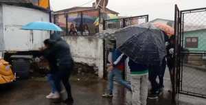 Ni la lluvia los detiene: gochos esperan papeletas y su turno para votar en la Primaria (VIDEO)