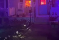 VIDEO: La aterradora decoración de Halloween que provocó la visita de los bomberos en Nueva York