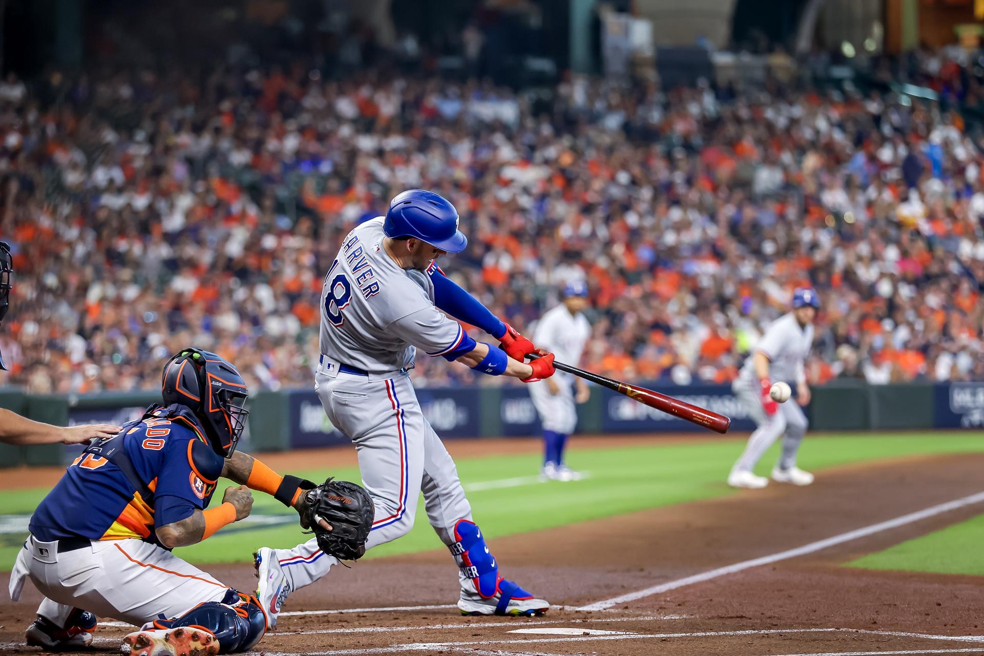 Una ofensiva oportuna le dio segunda victoria a Rangers sobre Astros en la Serie de Campeonato