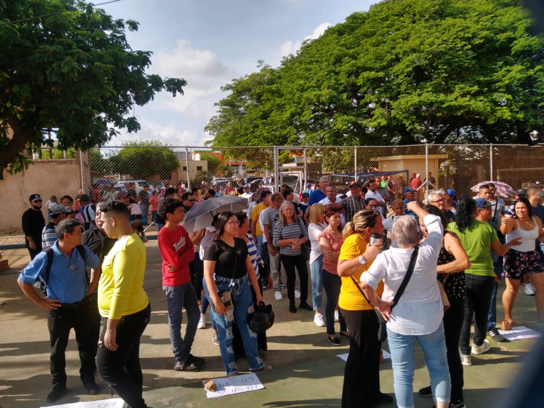 Zulianos en cola y animados para votar en Primaria desde el municipio San Francisco (IMÁGENES)