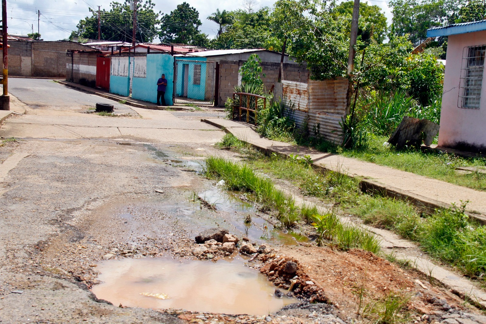 Cualquiera creería que es zona de guerra… pero no, son las calles de Paramaconi en Maturín, olvidadas por el chavismo