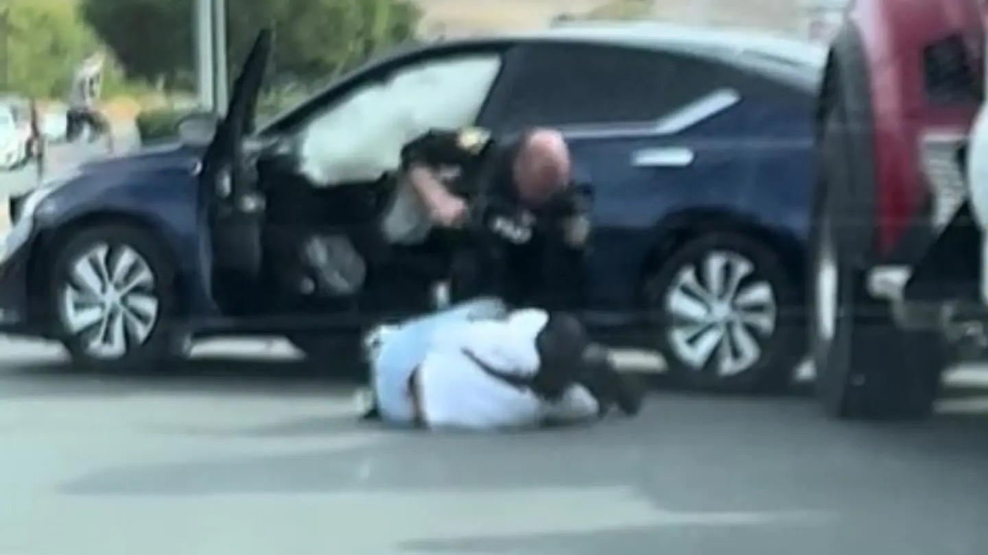 Brutal embestida: policía le da paliza a sospechosa de robo por resistirse al arresto en California (VIDEO)