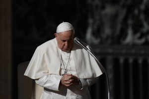 El papa Francisco lamenta el robo “cruel” de la infancia por las guerras, drogas o migraciones