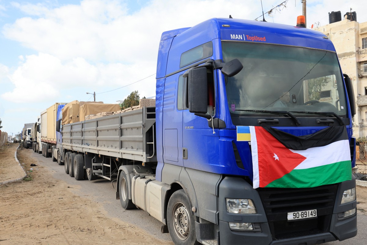 Entra nuevo convoy de camiones de ayuda desde Egipto en segundo día de la tregua en Gaza