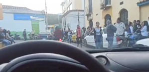 Largas filas de personas para renovar la cédula en Mérida (VIDEO)