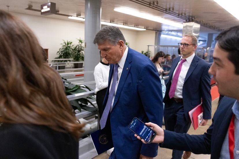 Los republicanos se acercan al control del Senado de EEUU con la retirada de Joe Manchin