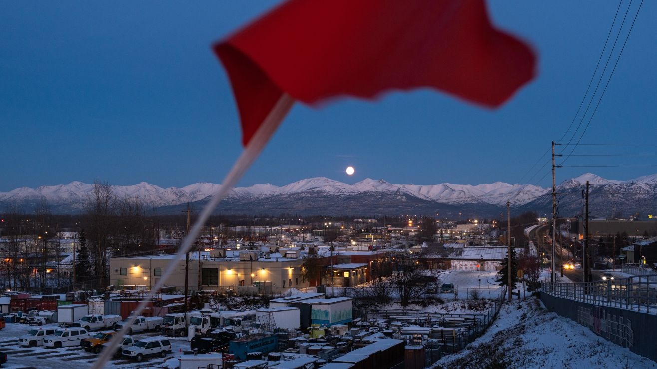 Al menos un muerto y varios desaparecidos tras un gran deslizamiento de tierra en Alaska