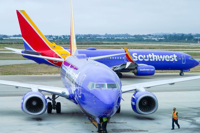 Pánico en Nueva Orleans: Pasajero abrió la puerta de un avión y saltó al ala justo antes de despegar (VIDEO)