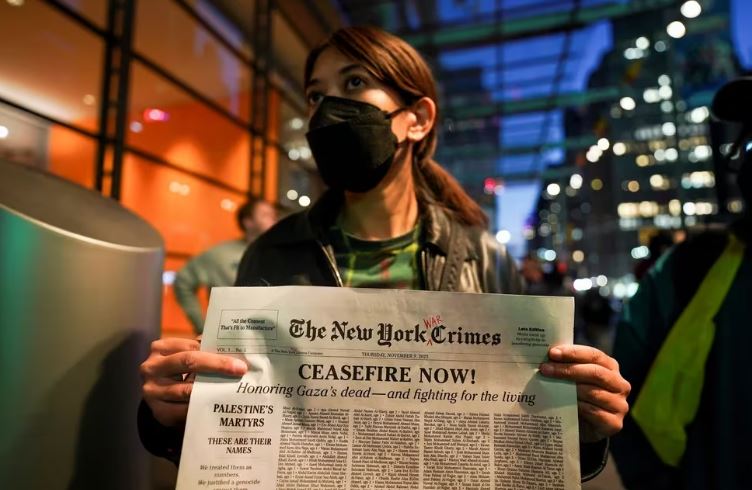 Manifestantes pro-Palestina vandalizaron edificio del diario The New York Times (Videos)