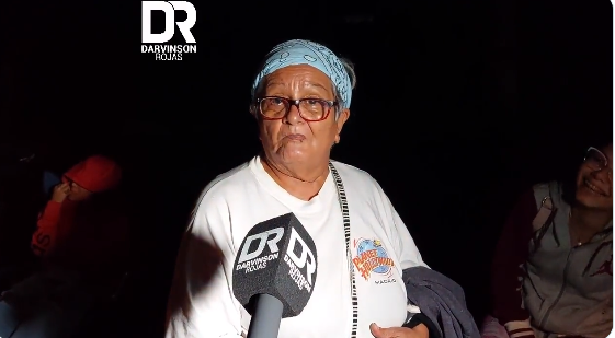 Abuelita viajó desde Maracay y espera en cola del Ccct para hacer realidad el sueño de su nieta: ver a Karol G (VIDEO)
