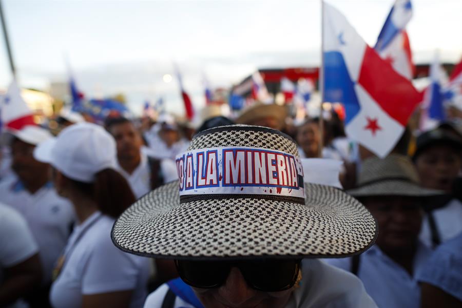 Gran marcha blanca de educadores por la paz, la respuesta al tiroteo en Panamá