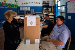 Cierran los centros de votación en Argentina con una participación del 76 %