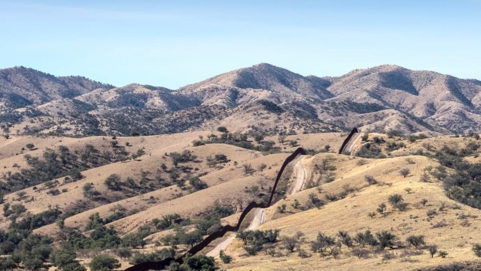 Migrante cruzó la frontera y encontró a un niño asustado vagando solo en el desierto de Arizona