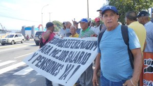 Trabajadores y pensionados de La Guaira exigen un referéndum sobre el aumento salarial