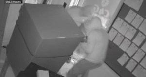 Captado en VIDEO: Descarados ladrones roban una joyería en Miami-Dade y se llevan miles de dólares