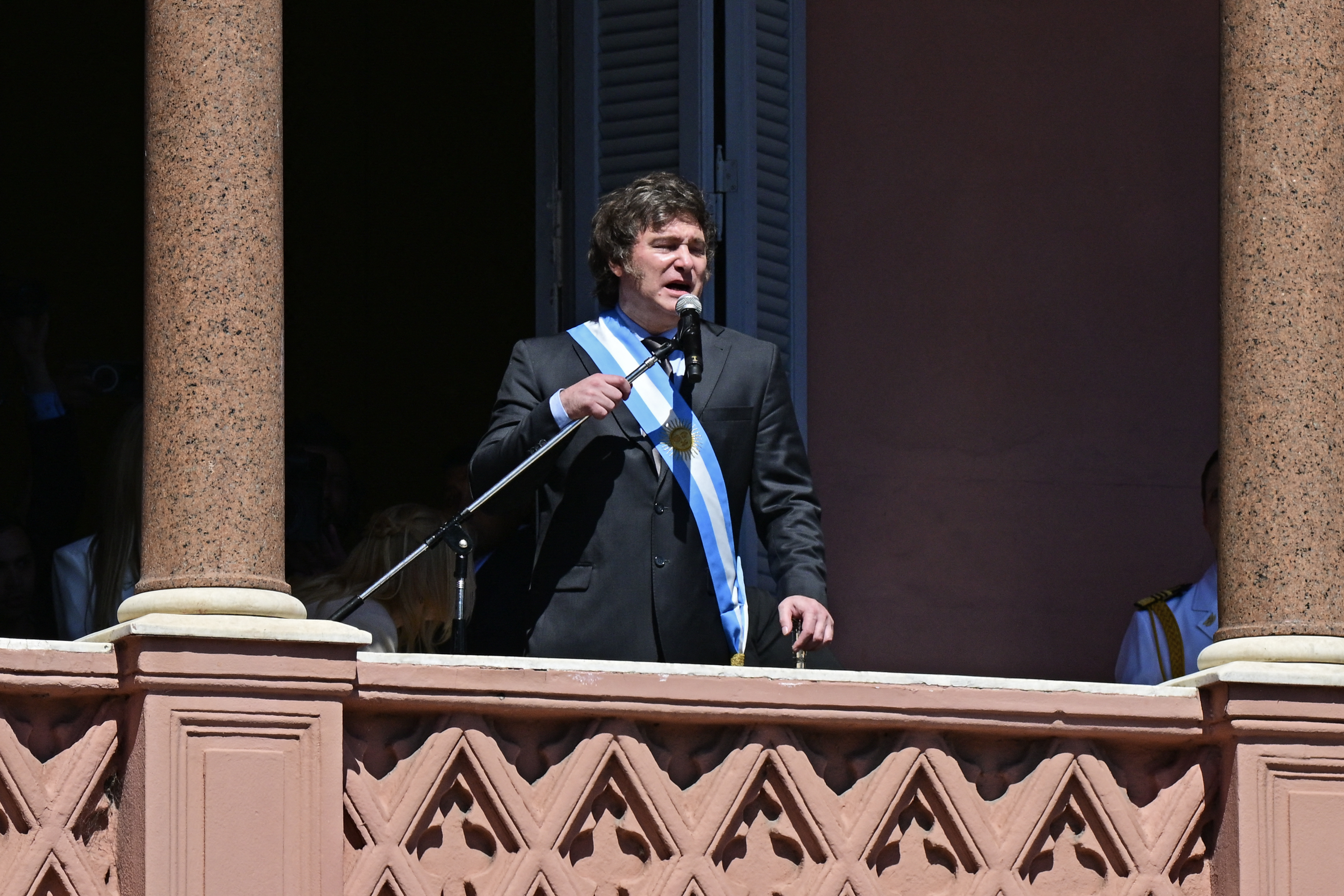 LA FOTO: Javier Milei, desde el balcón de la Casa Rosada tras ser investido como presidente de Argentina