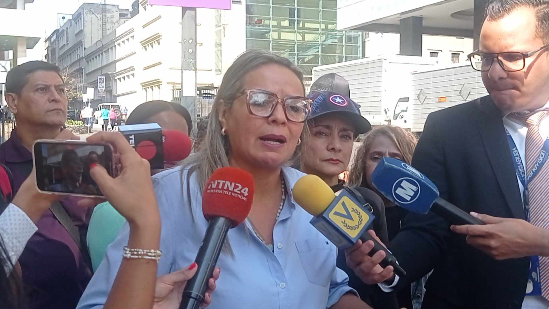 Maestros protestan frente a AN exigiendo incluir en presupuesto nacional una justa alza de salarios al sector educativo