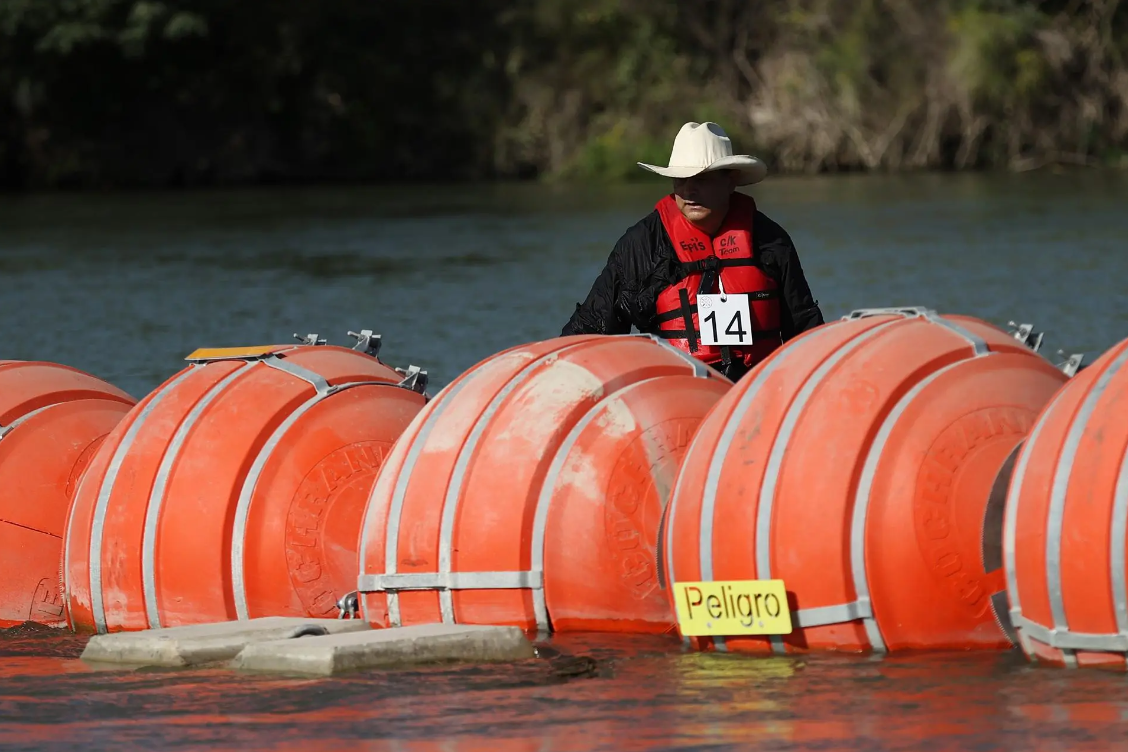 Gobernador de Texas firmará dura ley migratoria: convertirá en un crimen la entrada ilegal desde México a EEUU