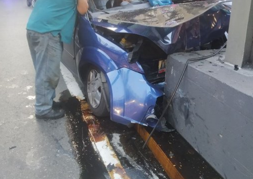 EN IMÁGENES: impactó contra una columna de concreto en la avenida Bolívar de Caracas este #30Dic