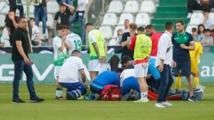 Futbolista sufrió un infarto en pleno partido de liga española y se levantó gracias a un desfibrilador automático (VIDEO)