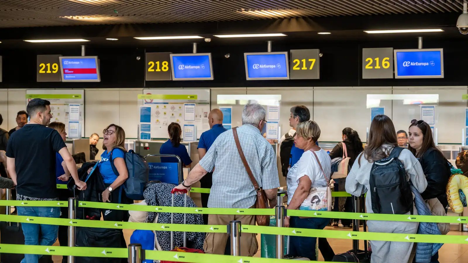 Al menos 300 venezolanos quedaron varados en un aeropuerto de Madrid