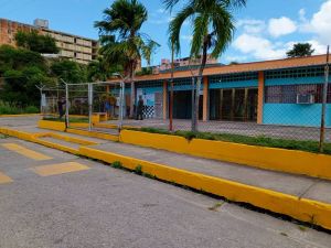 Centros electorales vacíos y restricciones a la prensa marcan la jornada del referéndum consultivo en Sucre